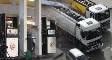 طمأنة رسمية بشأن المحروقات والغذاء وزحمة أمام المحطات وسط مخاوف أمنية