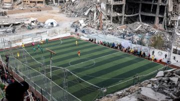 بالصورة: مباراة وسط الأنقاض!