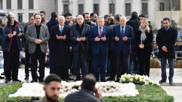 بالصورة: السنيورة يتلو الفاتحة على ضريح الحريري