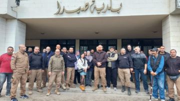 موظفو بلدية صيدا وعناصر شرطتها نظموا وقفة احتجاجا على عدم دفع رواتبهم منذ شهرين