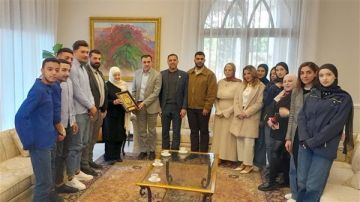 وفد من معاهد الآفاق يزور بهية الحريري إحياء لذكرى رفيق الحريري وفد من معاهد الآفاق يزور بهية الحريري إحياء لذكرى رفيق الحريري