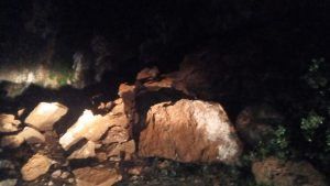 انهيار صخري ادى الى اقفال طريق مزرعة النهر الفراديس