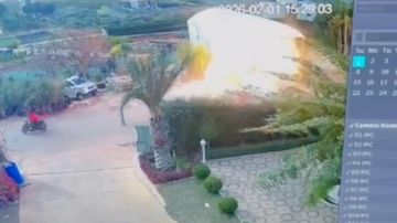 بالفيديو: لحظة الغارة على سيارة في الدوير