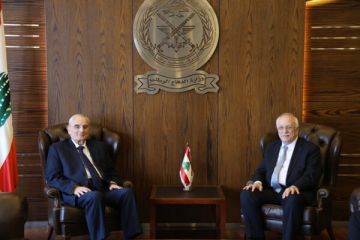 وزير الدفاع بحث مع النائب طه ناجي في الأوضاع العامة في البلاد واستقبل سمير مقبل وزير الدفاع بحث مع النائب طه ناجي في الأوضاع العامة في البلاد واستقبل سمير مقبل