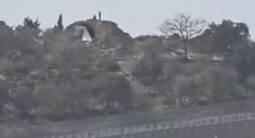 الجديد: جنود إسرائيليون كانوا يراقبون زيارة سلام إلى يارين من على تلة قريبة من موقع الجرداح الجديد: جنود إسرائيليون كانوا يراقبون زيارة سلام إلى يارين من على تلة قريبة من موقع الجرداح