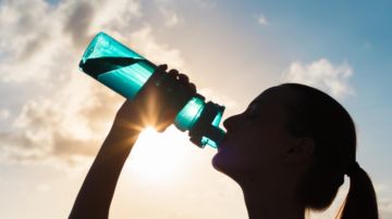 الماء المملح صحي: حقيقة أم وهم؟