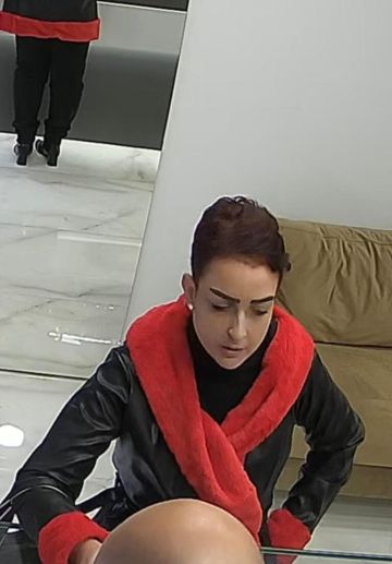 تعميم صورة سيدة مجهولة الهوية سرقت قطعة من الذهب من داخل محل للمجوهرات هل لديكم أي معلومات عنها؟ تعميم صورة سيدة مجهولة الهوية سرقت قطعة من الذهب من داخل محل للمجوهرات هل لديكم أي معلومات عنها؟