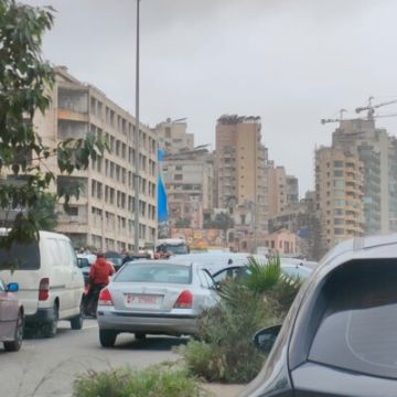 عدد من السائقين العموميين قطعوا الطريق عند جسر الرينغ احتجاجا على قرارات الحكومة بزيادة الضرائب عدد من السائقين العموميين قطعوا الطريق عند جسر الرينغ احتجاجا على قرارات الحكومة بزيادة الضرائب