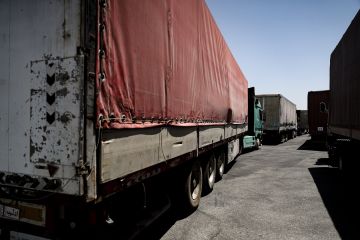 قرار منع دخول الشاحنات الأجنبية إلى سوريا يرضي السائقين المحليين ويثير هواجس بقية الشرائح