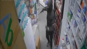 بعد اقتحام صيدلية بقوة السلاح الجيش اللبناني يوقف مواطنا في الميناء- طرابلس بعد اقتحام صيدلية بقوة السلاح الجيش اللبناني يوقف مواطنا في الميناء- طرابلس