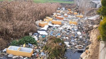 فيديو صادم: نهر يتحول إلى مكب عشوائي مفتوح!