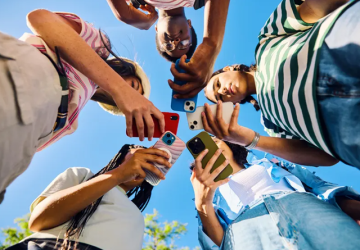 منها الاكتئاب والتوتر والقلق أضرار خطيرة تسببها الفيديوهات القصيرة