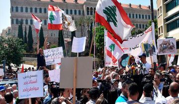 موظفو القطاع العام يواصلون الإضراب ويطالبون بزيادة عادلة للرواتب وتعويضات عن ساعات العمل