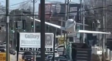 هبوط اضطراري لطائرة وسط شارع مزدحم!