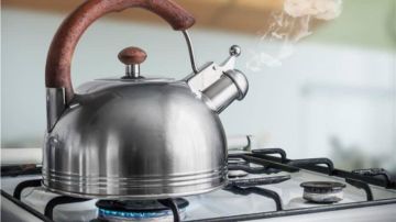 هل يصبح الماء مضرا عند غليه أكثر من مرة؟