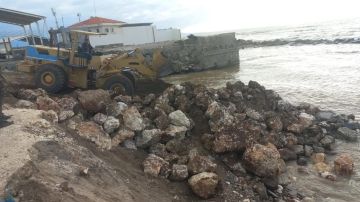 بالصور: بدء إنشاء جسر موقت على معبر العريضة