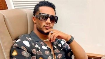 محمد رمضان يقبل رأس فنان قدير (صور) محمد رمضان يقبل رأس فنان قدير (صور)