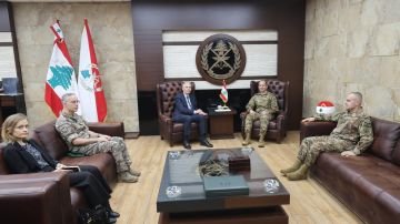 قائد الجيش يتابع مستجدات مؤتمر باريس