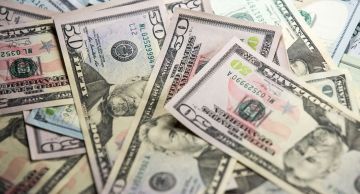 خبير يتوقع انخفاض الدولار حتى 10 في 2026