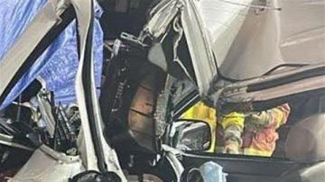 اصطدام وانقلاب مركبة يتسببان بوفاة شاب وإصابة آخرين