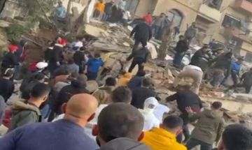 انتشال شاب على قيد الحياة وجثتي طفل وامرأة من تحت انقاض المبنى المنهار في باب التبانة