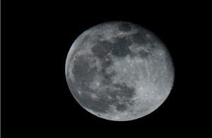 العلماء يقترحون تشغيل ليزر فائق الدقة في فوهة قمرية لدعم المهمات المستقبلية