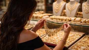 امرأة جميلة بمظهر راقي تخفي خلف جمالها اجرام خطير ، حاولوا ان نتعرفوا اليها لمساعدة قوى الامن!