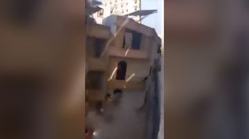 بالفيديو: لحظة سقوط مبنى باب التبانة
