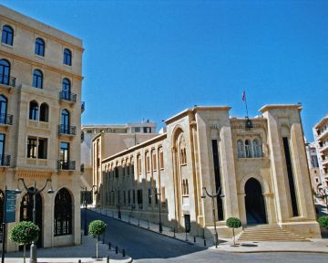 بالفيديو: نائب مع طفلته خارج مجلس النواب بالفيديو: نائب مع طفلته خارج مجلس النواب