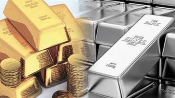 الذهب يواصل خسائره والفضة تتراجع 2.7 