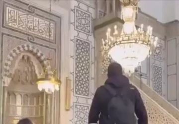 بالفيديو شخص يدعي الوحي داخل المسجد الأموي ويشعل عاصفة غضب بالفيديو شخص يدعي الوحي داخل المسجد الأموي ويشعل عاصفة غضب