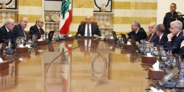 مجلس الوزراء أقر ٦ رواتب إضافية لموظفي القطاع العام ورسوما ضريبية على البنزين و القيمة المضافة وتعيينات جديدة