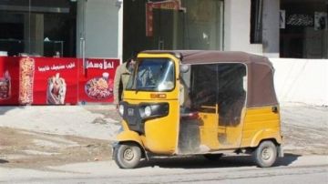 بالصورة: سائق توك توك حاول دهس شرطي بلدية!