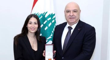 الرئيس عون يكرم هبة طوجي ويمنحها وسام الأرز الوطني