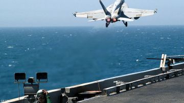 بالفيديو: الطيران الأميركي يقلع من حاملة طائرات لضرب إيران