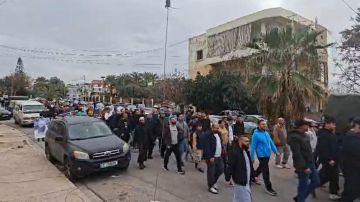 بالفيديو: اعتصام احتجاجي.. بعد توقيع اتفاقية تسليم السجناء السوريين بالفيديو: اعتصام احتجاجي.. بعد توقيع اتفاقية تسليم السجناء السوريين