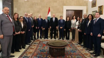 الرئيس عون تسلم من تجمع نقباء المهن الصحية مذكرة حول مكافحة منتحلي الصفة: أتابع ملفات الفساد شخصيا وأمن الدولة يقوم بجهود كبيرة