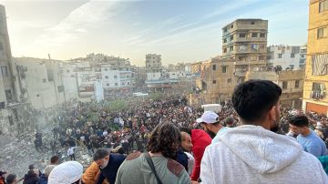 بالصور مباشرة من جانب المبنى المنهار وفرق الانقاذ تناشد المواطنين الابتعاد لتتمكن من القيام بعملها