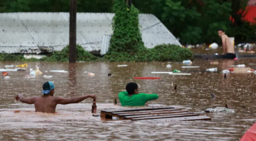 مقتل 20 شخصا على الأقل وفقدان العشرات جراء فيضانات وانزلاقات تربة في البرازيل مقتل 20 شخصا على الأقل وفقدان العشرات جراء فيضانات وانزلاقات تربة في البرازيل