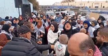 النشرة: احدى المعتصمات حاولت احراق نفسها امام مكتب الاونروا في بيروت النشرة: احدى المعتصمات حاولت احراق نفسها امام مكتب الاونروا في بيروت