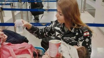 بعد إغماء والدتها.. معاون أول تحتضن طفلة في مطار بيروت