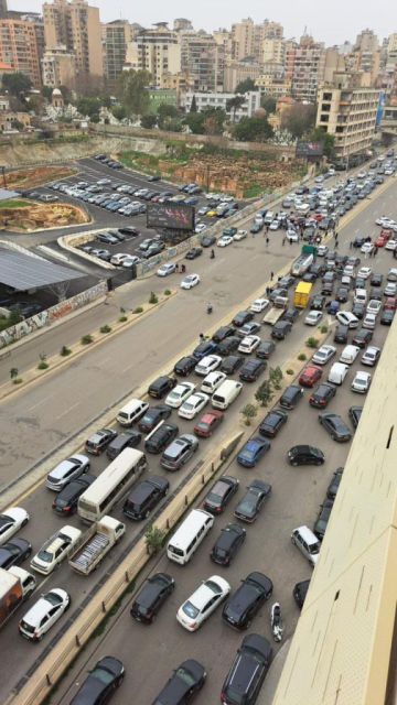 قطع بعض الطرقات في خلدة وعند جسر الرينغ احتجاجا على رفع أسعار البنزين وضريبة TVA قطع بعض الطرقات في خلدة وعند جسر الرينغ احتجاجا على رفع أسعار البنزين وضريبة TVA