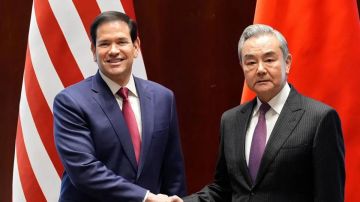 بالصورة: لقاء أميركي صيني لمدة ساعة... ومصافحة