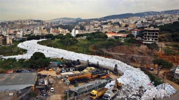 النفايات إلى الشوارع مجددا... تحذير من تداعيات خطيرة