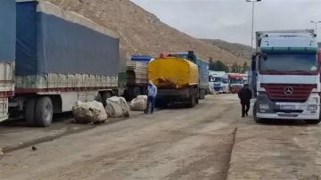 بعد ثلاثة أيام من الإقفال إعادة حركة الشاحنات عبر المصنع بعد ثلاثة أيام من الإقفال إعادة حركة الشاحنات عبر المصنع