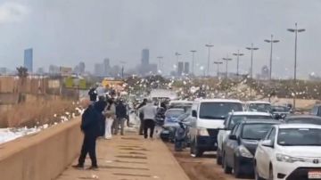 فيديو لمشهد غريب: رغوة تتطاير على الطريق