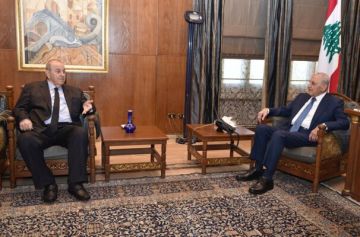 بري عرض الأوضاع في لبنان والمنطقة مع رئيس الوزراء العراقي السابق وناصر الدين وبهية الحريري بري عرض الأوضاع في لبنان والمنطقة مع رئيس الوزراء العراقي السابق وناصر الدين وبهية الحريري