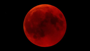 ظاهرة فلكية في آذار العالم على موعد مع القمر الدموي