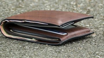 فقدان محفظة تحتوي على أوراق شخصية ومبلغ مالي بإسم عباس عوده فقدان محفظة تحتوي على أوراق شخصية ومبلغ مالي بإسم عباس عوده