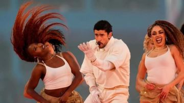 باد باني يشعل عرض السوبر بول بمشاركة ليدي غاغا وريكي مارتن وآخرين